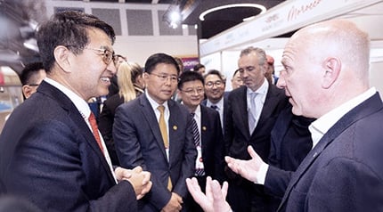 Berlin Mayor Kai Wegner Visits H3C's Exhibition at GITEX Europe 2025 for In-Depth Exchange